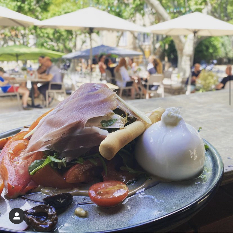 Burrata et jambon cru en terrasse